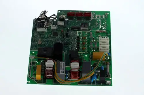 BOSCH Leiterplatte mit verschiedenen elektronischen Komponenten, Anschlüssen und einem digitalen Display, auf grünem Untergrund montiert.